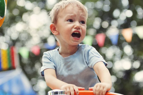 Mignon petit garçon pleurer à une fête — Photo