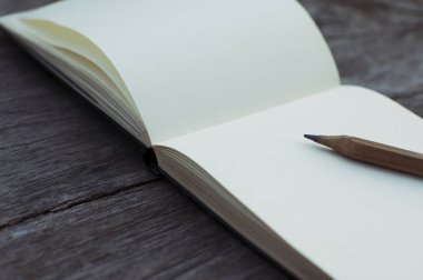 Açık boş not defteri o döşeme bir kalem ile boş beyaz sayfalarla