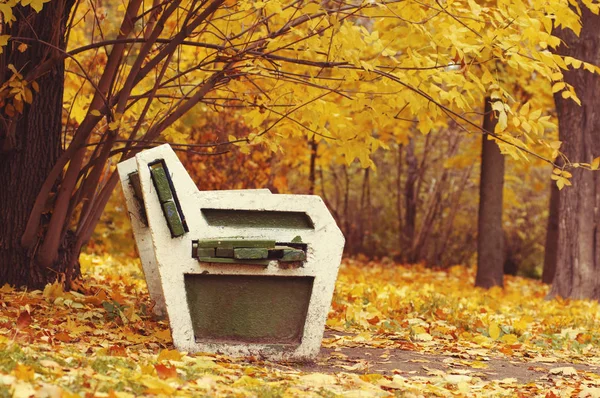 Скамейка в Осеннем городском парке с золотисто-желтыми листьями — стоковое фото
