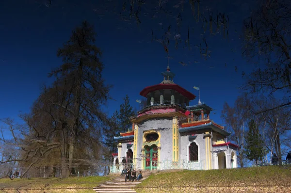 Knarrig eller kinesiska Arbor ' s Reflection (Catherine Park, Pushkin - — Stockfoto