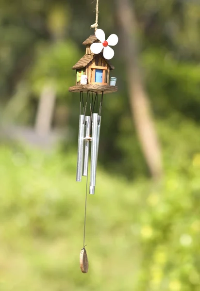 Campanadas de viento en forma de casita con fondo natural — Foto de Stock