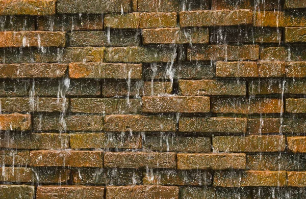 Vatten och tegel vägg textur bakgrund — Stockfoto