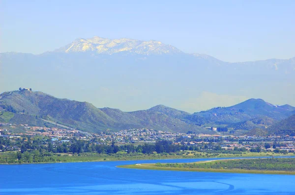 Elsinore Gölü görünümü (Güney Kaliforniya, ABD)
