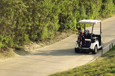 Bir yolda Park golf arabası