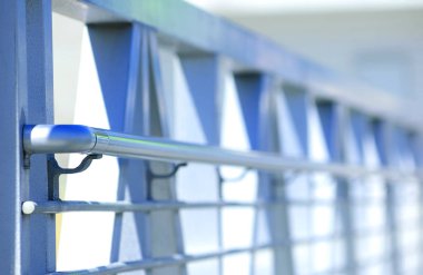 Metal iskele Küpeşte - mavi ve beyaz renklerle alanı boş.