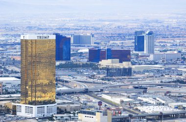 Bulutlu gün boyunca Las Vegas oteller ve casinolar üstten görünüm şehir manzarası