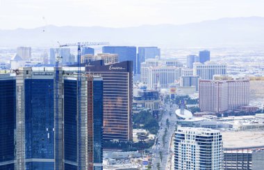 Bulutlu gün boyunca Las Vegas oteller ve casinolar üstten görünüm şehir manzarası