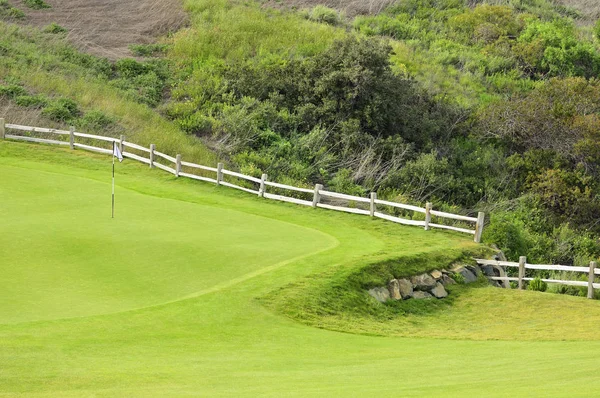 Vågiga gröna golf fält — Stockfoto