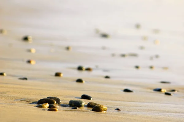 Stenen aan de kust van een oceaan — Stockfoto