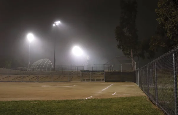 Brouillard nocturne dans un parc sportif Images De Stock Libres De Droits