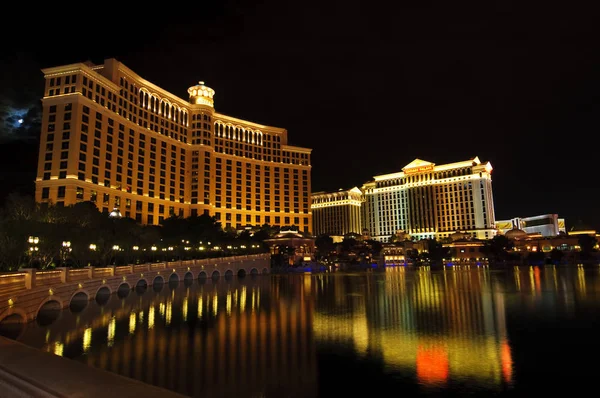 Noite Bellagio e Caesars Palace- Las Vegas Hotéis e Casinos Imagem De Stock