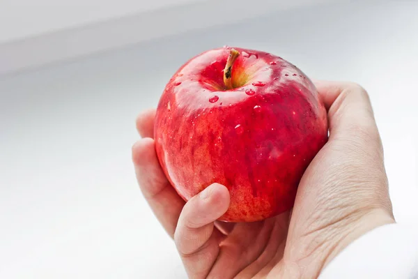 Manzana roja en la mano — Foto de Stock