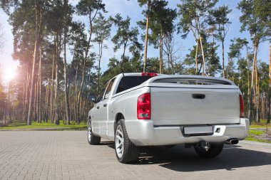 Kiev, Ukrayna; 10 Nisan 2015. Dodge RAM Srt-10. Jip orman arka plan üzerinde. Editoryal fotoğraf.