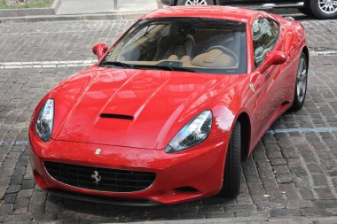 Kiev, Ukrayna; 27 Nisan 2015. Ferrari California sokakta. Editoryal fotoğraf.