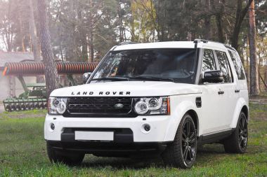 Kiev, Ukrayna; 20 Nisan 2016. Arazi Range Rover Discovery 4. Lüks. Ayarlama. Supercar. İngiltere'de. Otomatik. SUV. Editoryal fotoğraf.