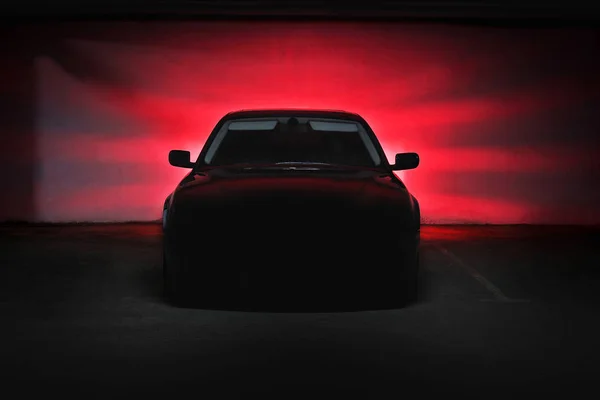 Bilen i skyggene med glødende lys i lavt lys – stockfoto