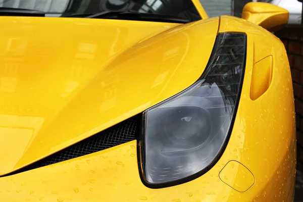 Kiev, Ukraine ; 29 avril 2014 ; Ferrari 458 Italia. Jaune et noir. Photo éditoriale . — Photo