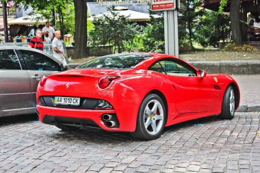 Kiev, Ukrayna; 27 Nisan 2015. Ferrari California sokakta. Kırmızı Ferrari. Lüks. Ayarlama. Supercar. Editoryal fotoğraf.