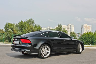 Eylül 10, Kiev. Audi S7 Quattro şehrin arka plan üzerinde. Editoryal fotoğraf.