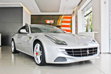Kiev, Ukrayna; 29 Nisan 2014; Ferrari Ff. gümüş Ferrari. Editoryal fotoğraf.
