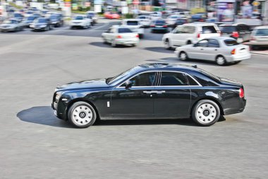 Kiev, Ukrayna; 11 Nisan 2013. Rolls-Royce Ghost. Araç hareket halinde. Editoryal fotoğraf.