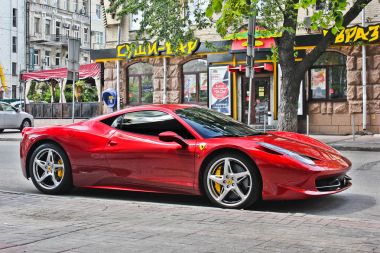 Kiev, Ukrayna. 10 Haziran 2013 Ferrari 458 Italia şehirde. Kırmızı Ferrari. Editoryal fotoğraf.