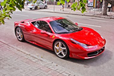 Kiev, Ukrayna. 10 Haziran 2013 Ferrari 458 Italia şehirde. Kırmızı Ferrari. Editoryal fotoğraf.