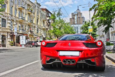 Kiev, Ukrayna. 10 Haziran 2013 Ferrari 458 Italia şehirde. Kırmızı Ferrari. Editoryal fotoğraf.
