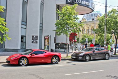 Kiev, Ukrayna. 10 Haziran 2013 Ferrari 458 Italia şehirde. Kırmızı Ferrari. Editoryal fotoğraf.
