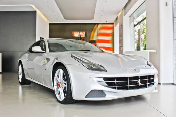 Kiev, Ukrayna; 29 Nisan 2014; Ferrari Ff. gümüş Ferrari. Editoryal fotoğraf. — Stok fotoğraf