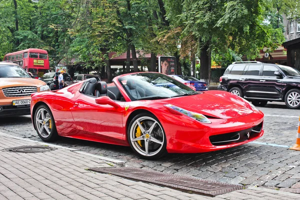キエフ、ウクライナ。2013 年 6 月 10 日フェラーリ 458 イタリアの都市。赤いフェラーリ。エディトリアル写真. — ストック写真