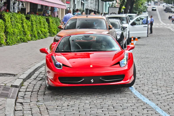 Kiev, Ukrayna. 10 Haziran 2013 Ferrari 458 Italia şehirde. Kırmızı Ferrari. Editoryal fotoğraf.