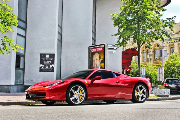 Kiev, Ukraine. June 10, 2013 Ferrari 458 Italia In the city. Red Ferrari. Editorial photo. — Stock Photo, Image