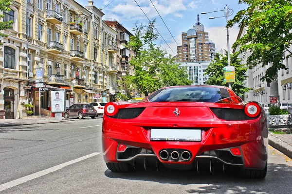 Kiev, Ukraine. 10 juin 2013 Ferrari 458 Italia Dans la ville. Ferrari rouge. Photo éditoriale . — Photo