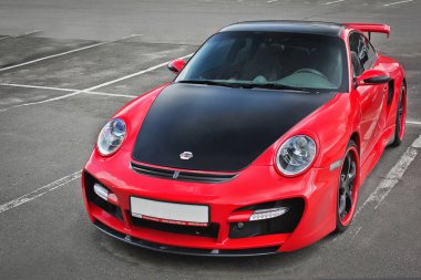 Kiev, Ukrayna; 10 Nisan 2014. Porsche 911 Carrera Techart. Kırmızı. Editoryal fotoğraf.