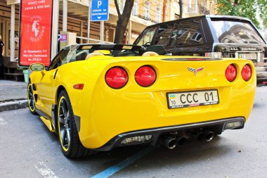 Kiev, Ukrayna; 3 Nisan 2014; Chevrolet Corvette Cabrio şehir. Editoryal fotoğraf.