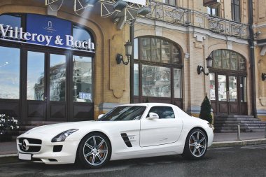1 Nisan 2016; Kiev; Mercedes-Benz Sls-sınıf Amg binanın arka planı. Kraliyet supercar. Editoryal fotoğraf.