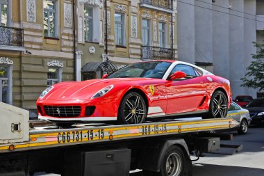 Kiev, Ukrayna, 13 Temmuz 2015. Ferrari 599 Alonso Edition 60f1. Bir çekici araç. Editoryal fotoğraf.