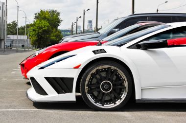 Kiev, Ukrayna; 11 Nisan 2016. Ferrari 599 Gtb Fiorano Stallone Mansory ve Lamborghini Murcielago IMSA. Editoryal fotoğraf.