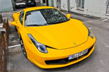 Kiev, Ukrayna; 29 Nisan 2014; Ferrari 458 Italia. Sarı. Editoryal fotoğraf.