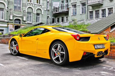 Kiev, Ukrayna; 29 Nisan 2014; Ferrari 458 Italia. Sarı. Editoryal fotoğraf.