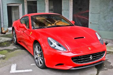 Kiev, Ukrayna; 27 Nisan 2015. Ferrari California sokakta. Kırmızı Ferrari. Lüks. Ayarlama. Supercar. İtalya. Editoryal fotoğraf.