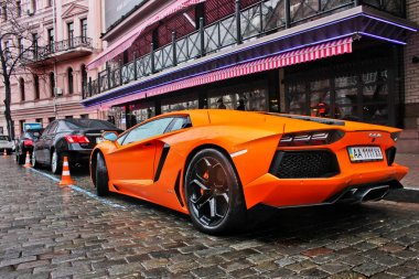 Kiev, Ukrayna; 4 Temmuz 2013; Lamborghini Aventador sokaklarda. Editoryal fotoğraf.