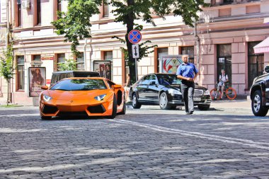Kiev, Ukrayna; 4 Temmuz 2013; Lamborghini Aventador sokaklarda. Editoryal fotoğraf.