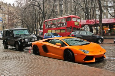 Kiev, Ukrayna; 4 Temmuz 2013; Lamborghini Aventador sokaklarda. Editoryal fotoğraf.