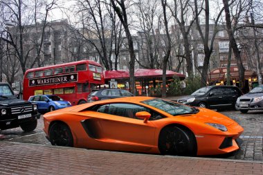 Kiev, Ukrayna; 4 Temmuz 2013; Lamborghini Aventador sokaklarda. Editoryal fotoğraf.