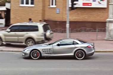 20 Ağustos 2012. Kiev, Ukrayna. Mercedes-Benz Slr Mclaren 722 Edition. Araba hareket. Editoryal fotoğraf.