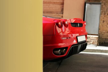 3 Nisan 2016, Kiev, Ukrayna. Ferrari F430. Kırmızı supercar. Soyut fotoğraf. Lüks araba gözatma out duvarın arkasından. Editoryal fotoğraf.