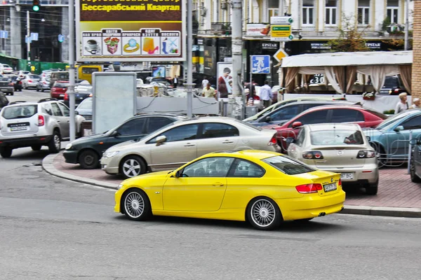 3 de novembro de 2013. Kiev, Ucrânia; BMW ALPINA B3 3.0 BiTurbo em movimento em alta velocidade. Foto editorial . — Fotografia de Stock