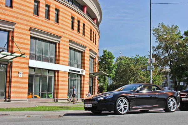 Kiev, Ucrania; 20 de septiembre de 2014, Aston Martin DBS V12 Volante. Cabriolet. El convertible de lujo. El color del chocolate. Foto editorial . — Foto de Stock